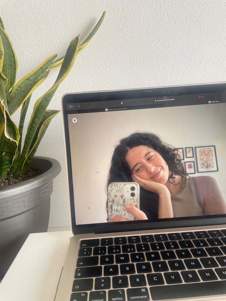 psicologo realizando terapia online desde consulta profesional