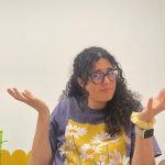 Persona preocupada un domingo por la tarde mientras piensa en las responsabilidades de la semana siguiente.
