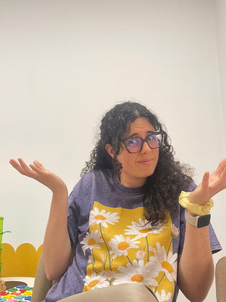 Persona preocupada un domingo por la tarde mientras piensa en las responsabilidades de la semana siguiente.