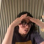 Persona con ansiedad anticipatoria sobrepensando situaciones que todavía no han ocurrido