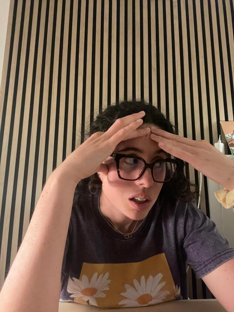 Persona con ansiedad anticipatoria sobrepensando situaciones que todavía no han ocurrido